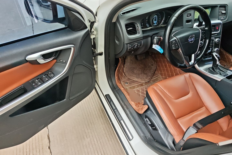 沃尔沃S60 2014款 S60L T5 智驭版中控内饰20