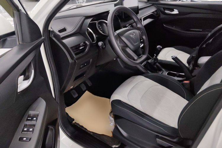 五菱汽车 五菱宏光S3 2018款 1.5L 手动标准型 国V中控内饰20