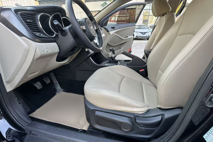 起亚K5 2014款 2.0L 手动GL局部细节19