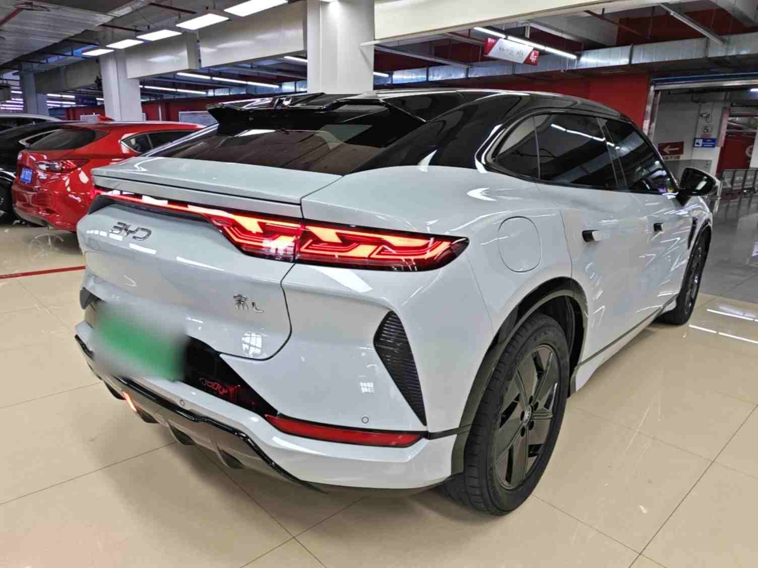 车辆右后45度角展示猎装造型