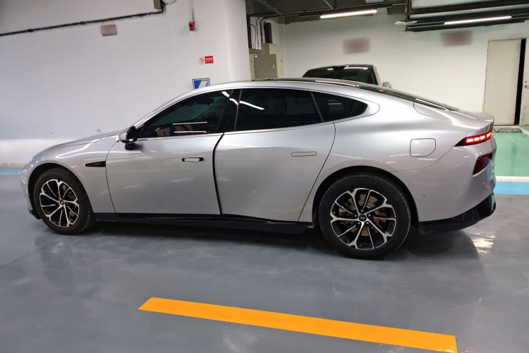 小鹏P7 2022款 480E车身外观4