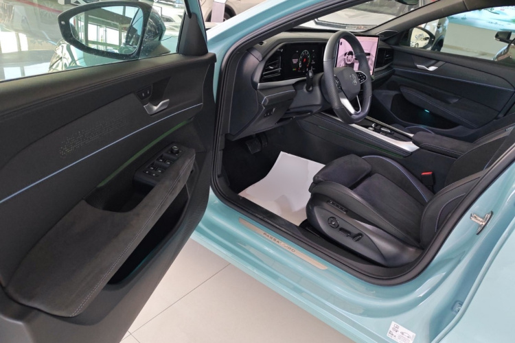大众 帕萨特 2025款 Pro 380TSI 星空龙尊版中控内饰7003