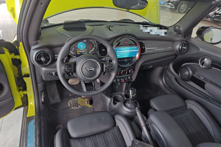 MINI 2023款 改款 2.0T COOPER S CABRIO 艺术家中控内饰12