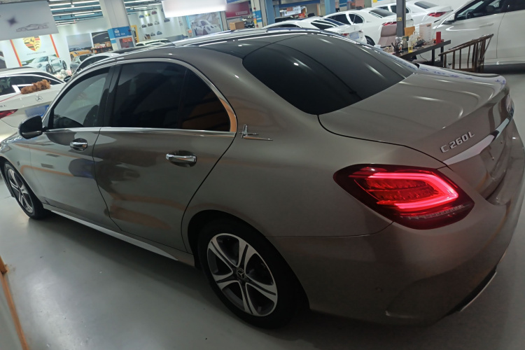 奔驰C级 2019款 改款 C 260 L 运动版车身外观4