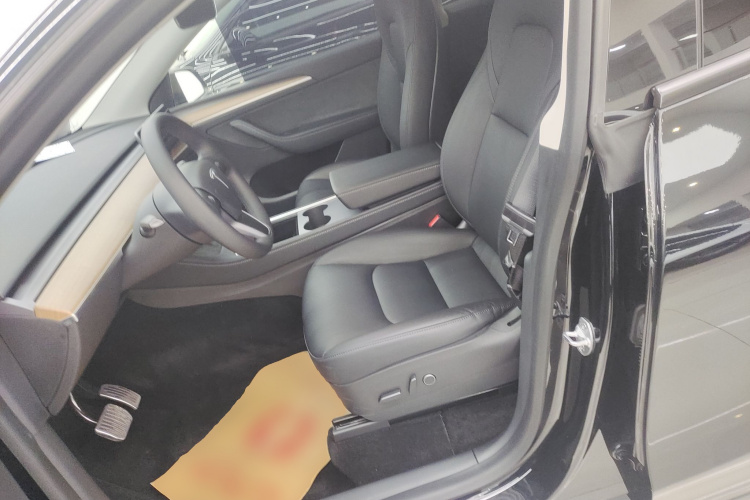 特斯拉 Model Y 2022款 长续航全轮驱动版中控内饰19