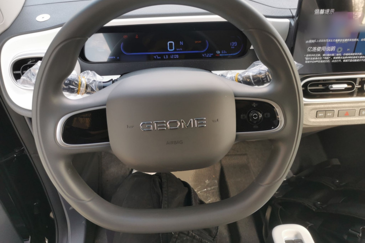 吉利银河 2025款 210km 熊猫卡丁中控内饰13