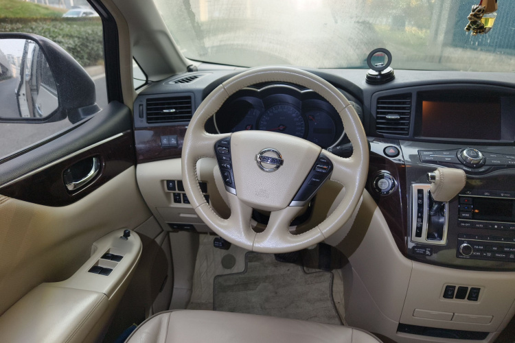 日产 贵士 2015款 3.5L SL中控内饰13