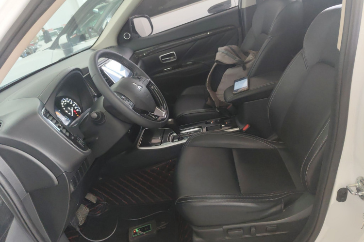 三菱 欧蓝德 2020款 2.0L 两驱畅享版 5座中控内饰19