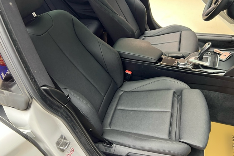 宝马3系GT 2019款 320i M运动套装中控内饰7010