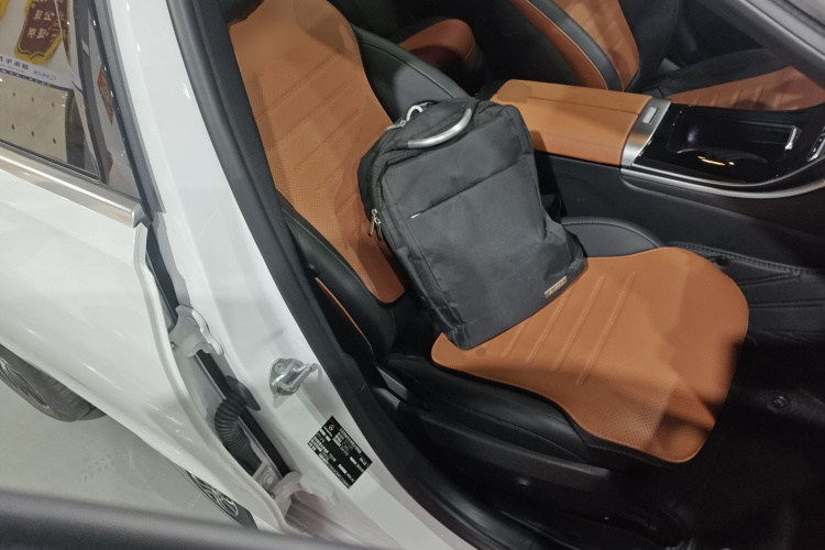 奔驰C级 2023款 改款二 C 260 L 运动版局部细节41