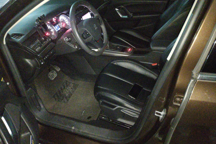 标致408 2016款 1.6T 自动豪华版中控内饰19