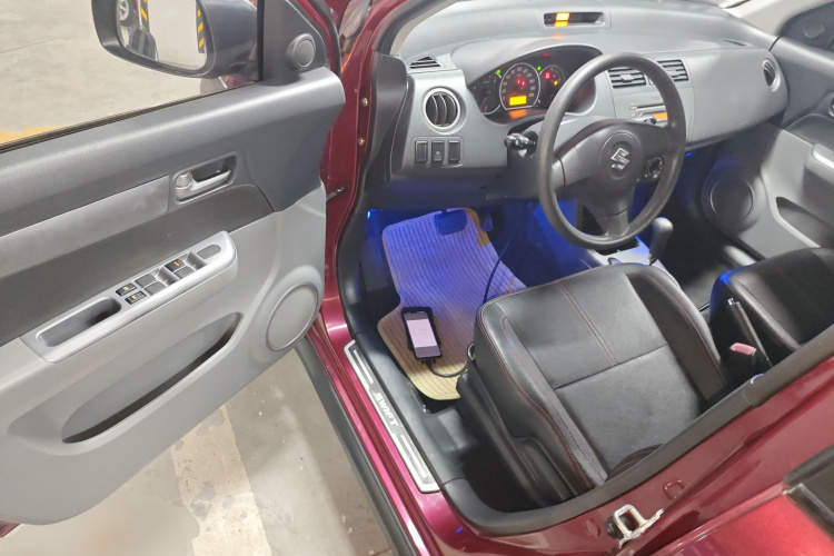 铃木 雨燕 2013款 1.5L 自动20周年限量版中控内饰20