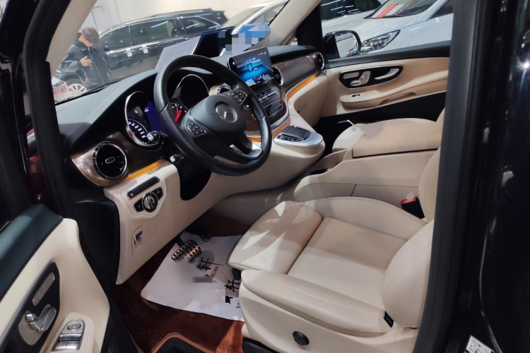 奔驰V级 2022款 V 260 尊贵版局部细节19