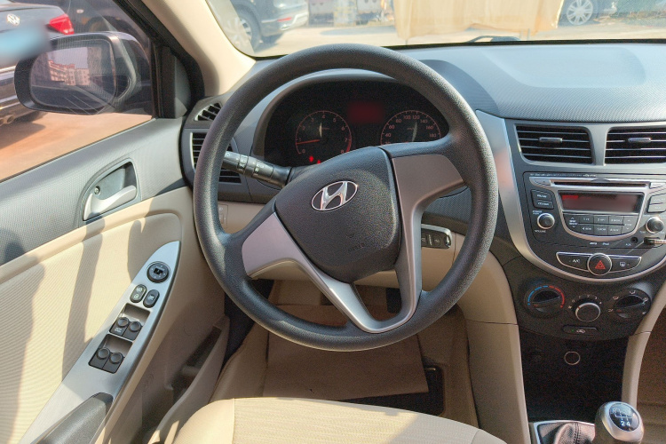 现代 瑞纳 2014款 1.4L 手动智能型GLS中控内饰13