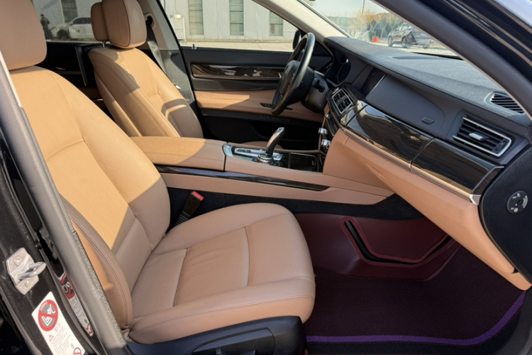 宝马7系 2014款 730Li 臻享型局部细节9005