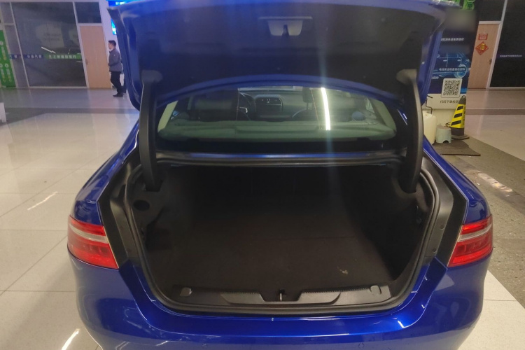 捷豹XEL 2018款 2.0T 250PS 奢华版机舱底盘23