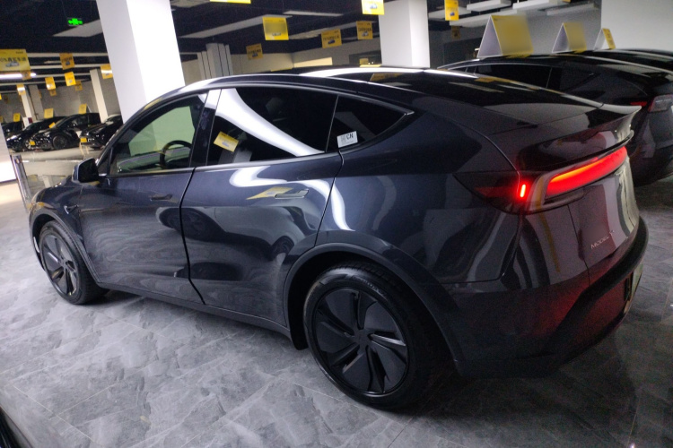 特斯拉 Model Y 2025款 长续航全轮驱动版车身外观4