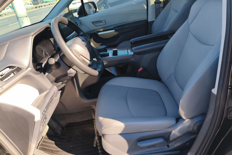 丰田 格瑞维亚 2023款 2.5L混动 豪华版局部细节19