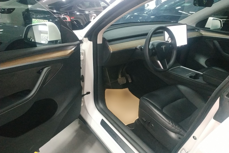 特斯拉 Model Y 2021款 长续航全轮驱动版中控内饰7003