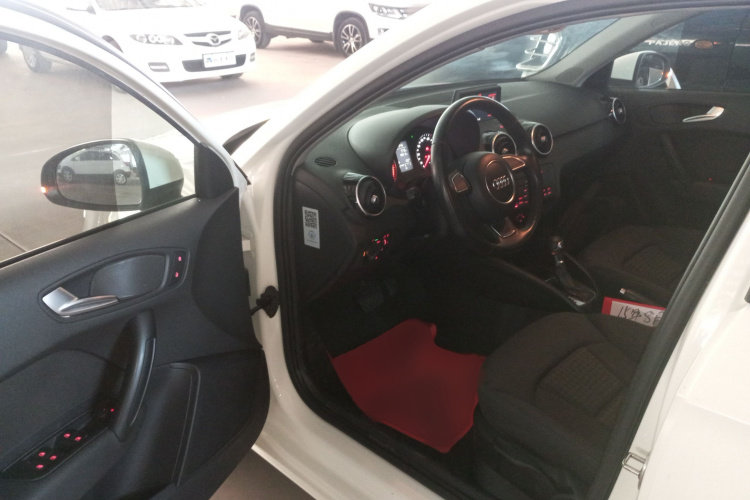 奥迪A1 2014款 30 TFSI Sportback时尚型中控内饰20