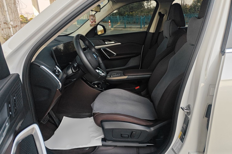 宝马iX1 2025款 eDrive25L M运动套装中控内饰19