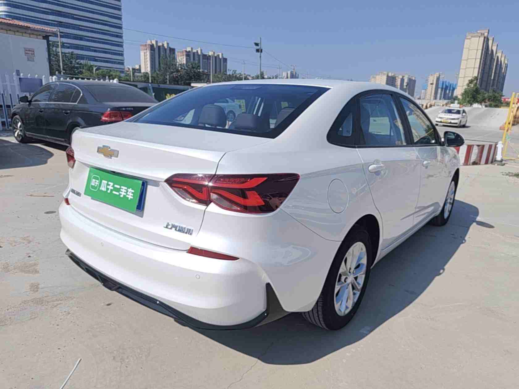 车辆右后45度外观展示