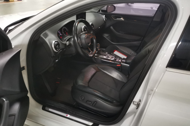 奥迪A3 2018款 30周年年型 Limousine 35 TFSI 时尚型中控内饰20