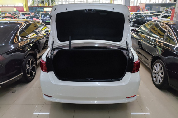 丰田 皇冠 2015款 2.5L 智享版机舱底盘23