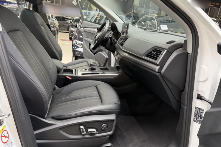 奥迪Q5L 2023款 40T 时尚致雅型中控内饰7001