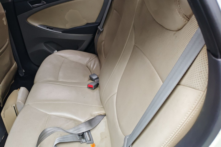 现代 瑞纳 2014款 1.4L 手动智能型GLS中控内饰21