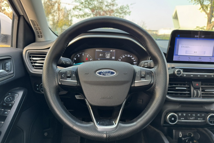 福特 福克斯 2020款 三厢 EcoBoost 180 自动锋潮型局部细节13