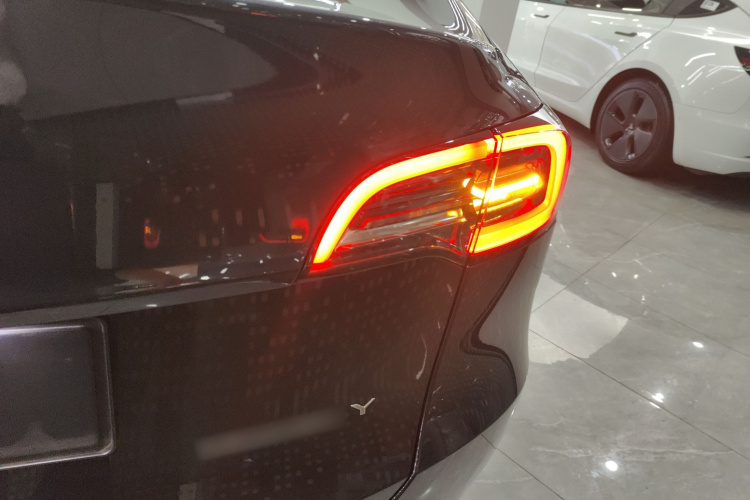 特斯拉 Model Y 2024款 后轮驱动版车身外观9