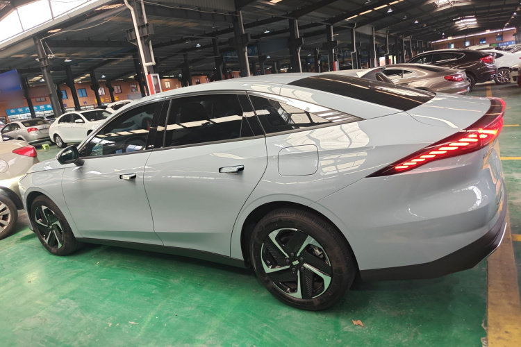 吉利银河 银河L6 2024款 125km PLUS 龙腾版车身外观4