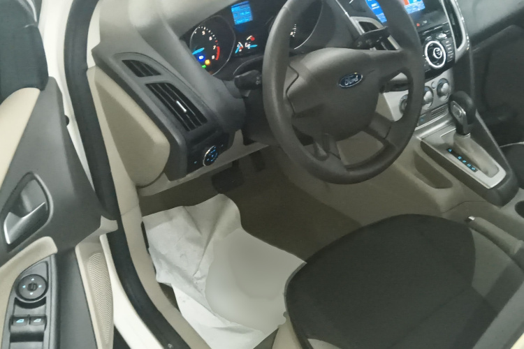 福特 福克斯 2012款 三厢 1.6L 自动舒适型中控内饰7003