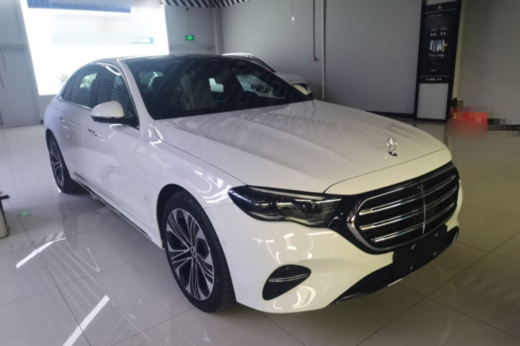 奔驰E级新能源 2024款 E 350 e L 插电式混合动力轿车车身外观3
