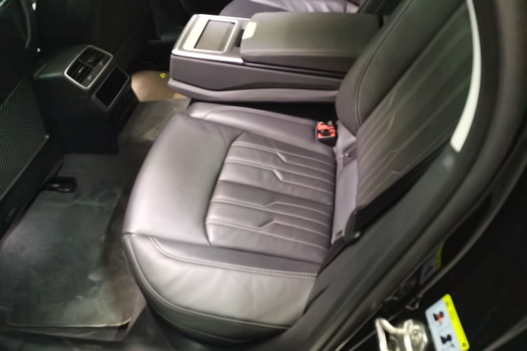 奥迪A6L 2024款 45 TFSI quattro 尊享致雅型中控内饰7004