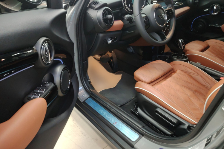 MINI 2023款 2.0T COOPER S 艺术家 五门版中控内饰7003