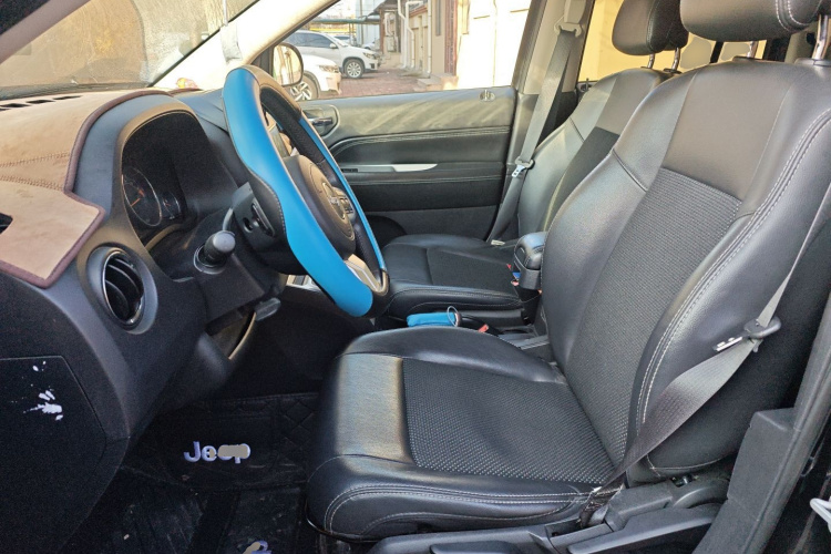 Jeep 指南者(进口) 2014款 改款 2.4L 四驱舒适版中控内饰19