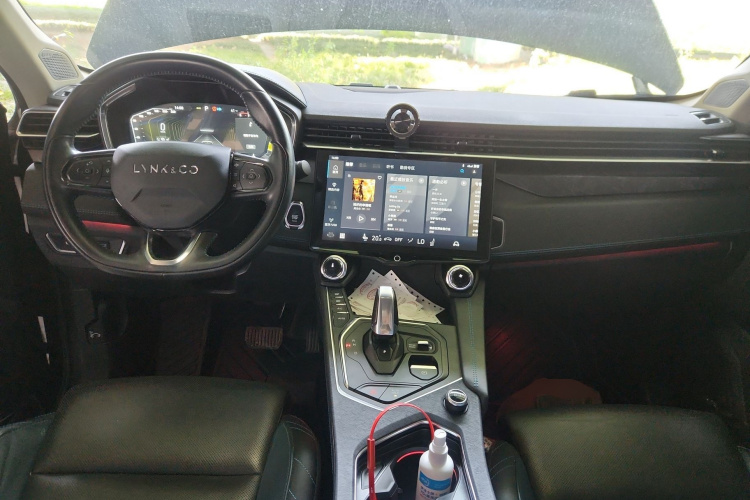 领克05 2022款 2.0TD 两驱耀Halo中控内饰12