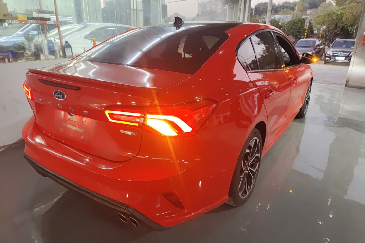 福特 福克斯 2020款 三厢 EcoBoost 180 自动ST Line车身外观7