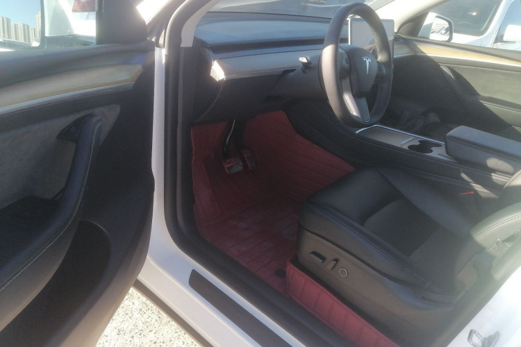 特斯拉 Model Y 2022款 改款 长续航全轮驱动版中控内饰7003