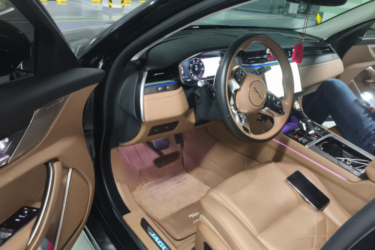 捷豹XFL 2022款 XFL 2.0T P250 两驱尊享豪华版中控内饰20