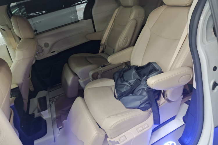 丰田 赛那SIENNA 2023款 2.5L混动 至尊版中控内饰21