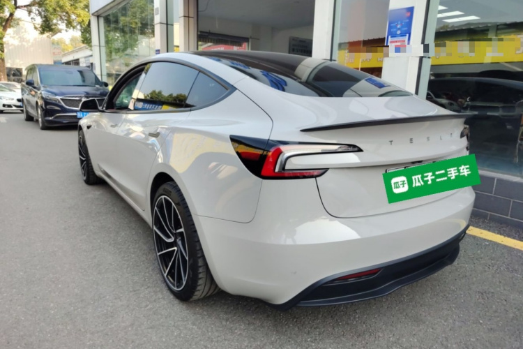 特斯拉 Model 3 2023款 长续航全轮驱动版车身外观4