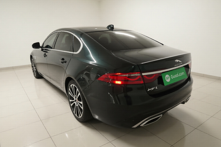 捷豹XFL 2022款 XFL 2.0T P250 两驱尊享豪华版车身外观5