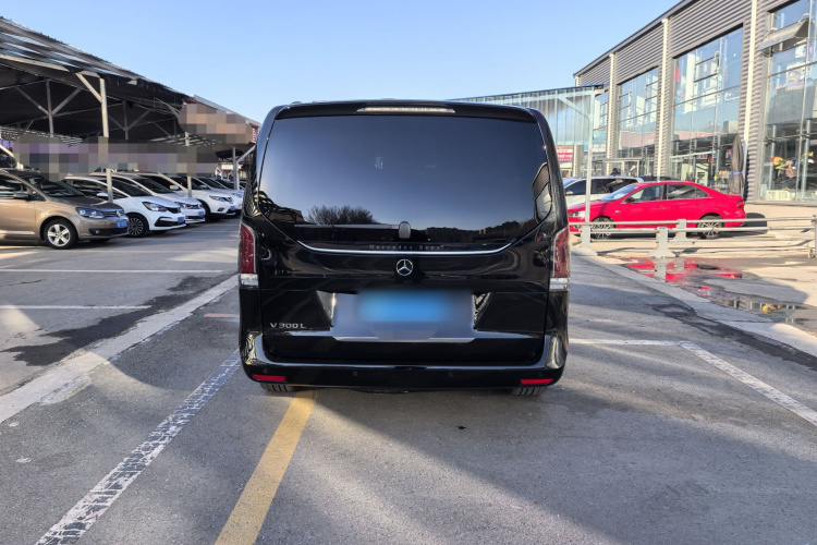 奔驰V级 2024款 V 300 L 长轴距尊贵版车身外观6005
