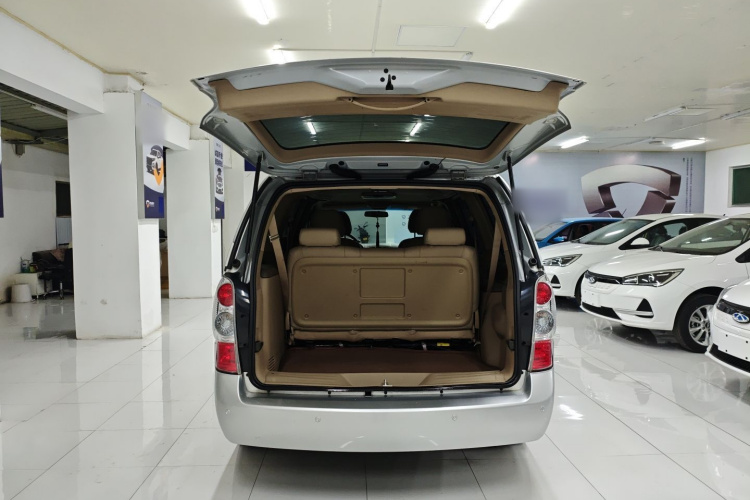 别克GL8 2014款 2.4L 经典版机舱底盘23