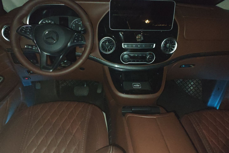 奔驰 威霆 2023款 2.0T 商务版 7座中控内饰12