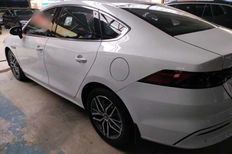 比亚迪 秦PLUS 2021款 DM-i 55KM 旗舰型车身外观4