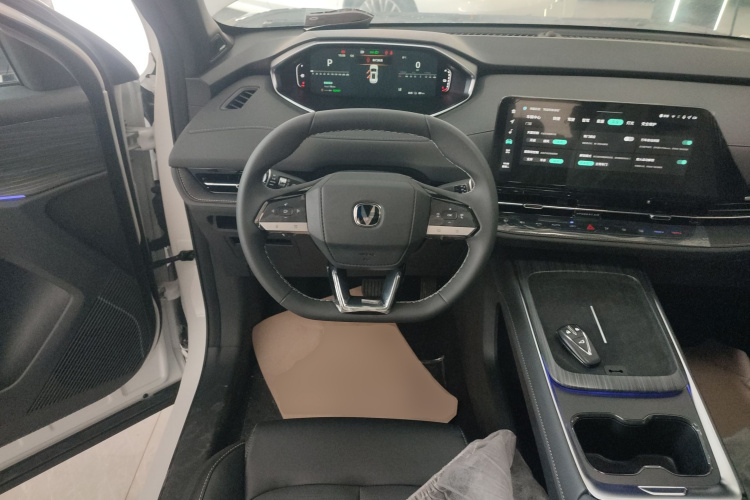 长安CS55PLUS PHEV 2025款 智慧新蓝鲸 125km 战舰版中控内饰13